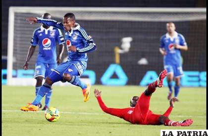 Una acción del partido en el cual Millonarios venció a Patriotas
