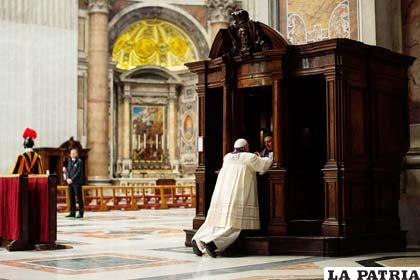 El Papa Francisco en el confesionario
