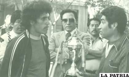 Durante la premiación de una competencia de ciclismo en 1978