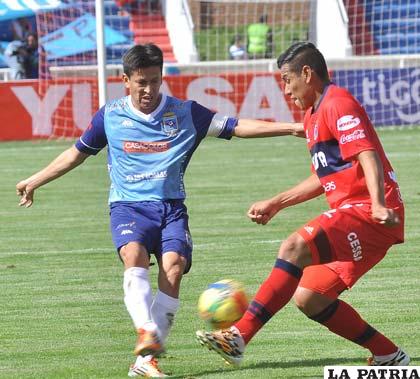 Joselito Vaca y Alan Loras en la disputa de la pelota 