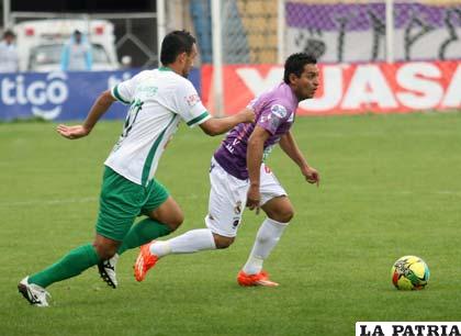 Darwin Peña avanza con el dominio de la pelota