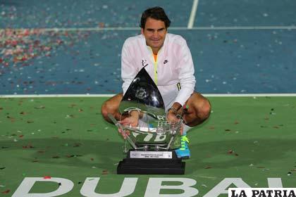 Roger Federer con el trofeo de campeón en Dubai