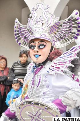 Detalles maravillosos en el traje de Ángel de la Diablada Calle La Paz
