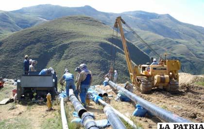 Ducto de gas es reparado por trabajadores de YPFB