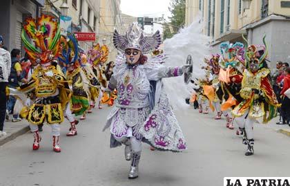 Bordadores cierran el Carnaval de Oruro con mucho lujo