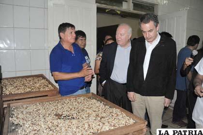 El expresidente Zapatero (der.) también visitó instalaciones de empacadoras de almendras en Riberalta