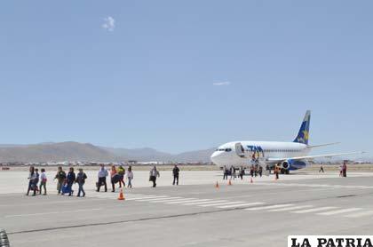 Los pasajeros descienden de uno de los aviones del TAM