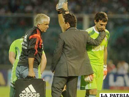 El arquero de River Plate, Roberto Barovero salió lesionado