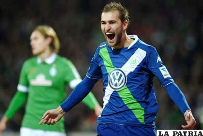 Doblete de Bas Dost para la victoria del Wolfsburgo