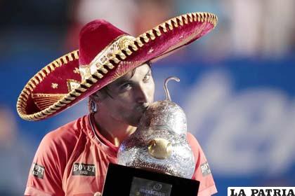 David Ferrer con el trofeo de campeón en el Abierto de México