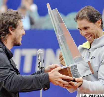 Nadal recibe el trofeo de campeón en el Abierto de Buenos Aires