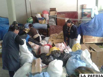 Entregaron ropa, víveres y material de aseo y escolar a Huanuni