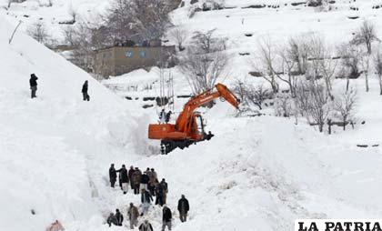 Afganos usan máquinas para limpiar la nieve en Panjsher - Afganistán