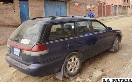 A este coche también le rompieron el vidrio lateral