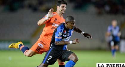 Rubén de la Cuesta y Zamir Valoyes en disputa del balón