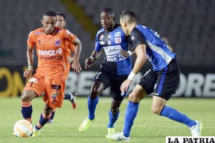 Ramiro Ballivián con el dominio del balón