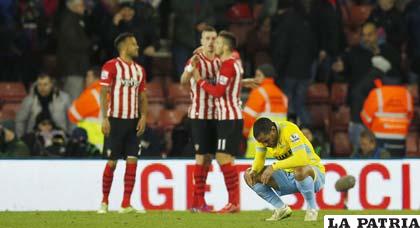 Los jugadores del Southampton festejan su anotación ante el Crystal Palace