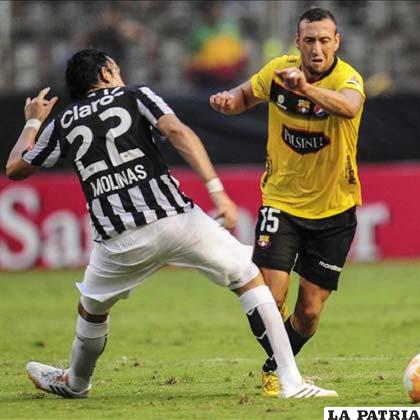 Moreira de Barcelona disputa un balón con Molinas de Libertad durante un encuentro en Guayaquil