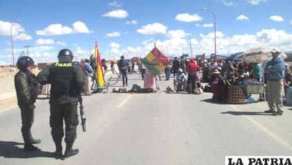 Los vecinos bloquearon la doble vía Oruro-La Paz