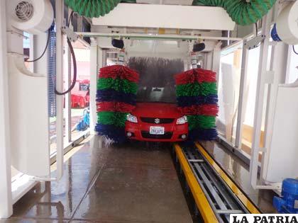 Se inauguró el primer lavado automático de vehículos en Oruro