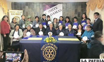 Damas que fueron galardonadas por el Rotary Club San Miguel, junto a representantes de dicha institución