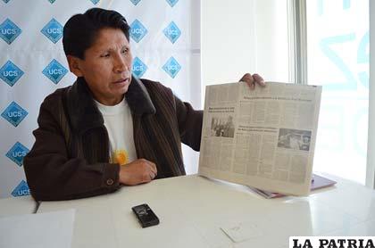 El candidato de UCS, Filiberto Escalante, muestra el periódico LA PATRIA