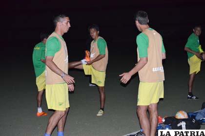 Los “santos” tuvieron que realizar el reconocimiento del estadio de Chiclayo en penumbras