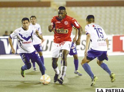 Luis Tejada con el dominio del balón