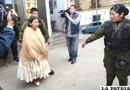 Detención preventiva en la cárcel de mujeres de Obrajes de La Paz para Elvira Parra