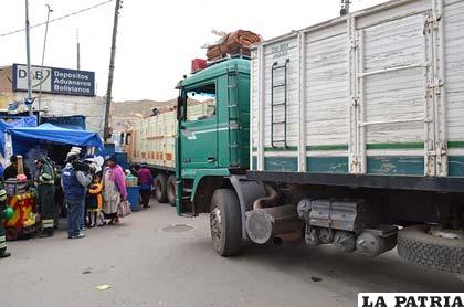 Dos de tres camiones que fueron depositados en la Aduana regional Oruro