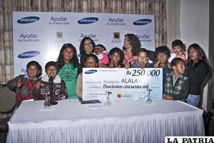 Niños del Alalay con el cheque obtenido de la firma Samsung
