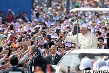 El Papa Francisco moviliza multitudes en sus viajes y en el Vaticano