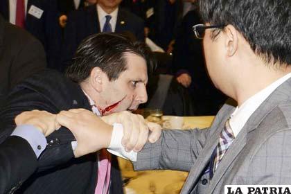 Momento que es atacado el embajador de Estados Unidos en Corea del Sur