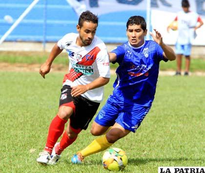 Charles da Silva, de Nacional Potosí, con el dominio del balón