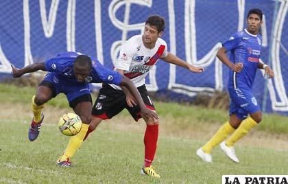 Rolando Barra, de Sport Boys, vence la marca del jugador de Nacional Potosí