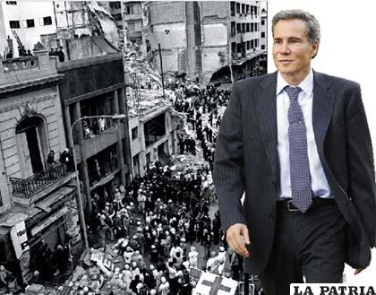 Imagen del atentado contra la mutual judía AMIA, en 1994, de fondo y el fiscal Alberto Nisman