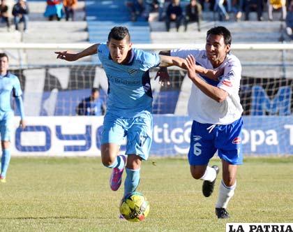 Arce y Ovando disputan el balón en el encuentro por el torneo Apertura