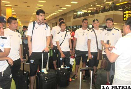Los “santos” en el aeropuerto de Lima rumbo a La Paz