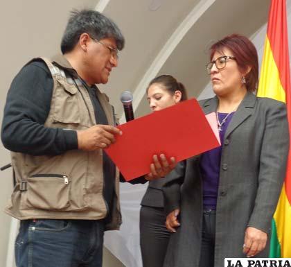 Juan José Ramírez felicita a Eve Mamani, por su destacada labor como juez