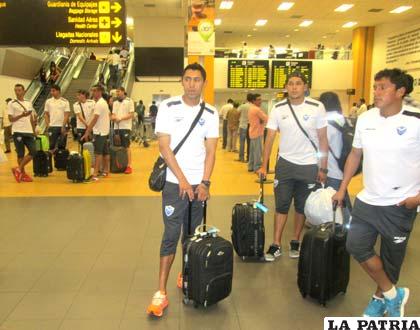 Entre vuelos y aeropuertos en el viaje de retorno de los “santos”