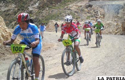 Durante la competencia con Bustos a la cabeza