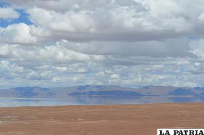 Se requieren acciones inmediatas para salvar al lago orureño