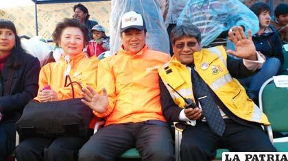 Embajador de China Wu Yuanshan junto al alcalde Ramírez durante su visita al Carnaval de Oruro