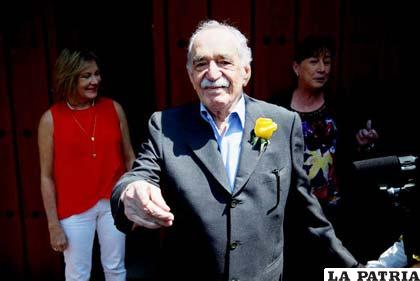 García Márquez en la puerta de su casa de México, la última vez que compartió con los periodistas