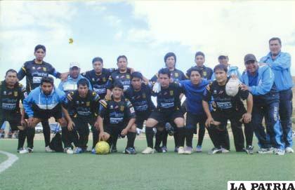 Integrantes del equipo del Nivel 280 que se consagró campeón del torneo