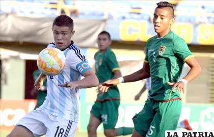 El jugador de Argentina, Conechny, en acción ante Torrico, de Bolivia