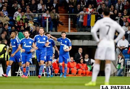 El festejo de los jugadores del Schalke ante la mirada de Cristiano Ronaldo