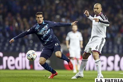 Cristian Tello, del Oporto, disputa el balón con Walter Samuel, del Basel