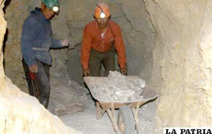 Trabajadores de la mina Huanuni