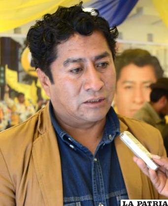 FREMIOTH AYAVIRI: “Vemos con mucha preocupación que un periodista calle o no haga su investigación para llegar a la verdad. Ese es el propósito del periodista, de aclarar el tema ante la opinión pública, esta acción que comete el Gobierno ojalá no se dé una vez más. Unidad Nacional tiene una política de respeto a los periodistas, tenemos una opinión negativa contra el Gobierno por hacer uso y abuso de esa condición. Con estas acciones solo tenemos inseguridad, mentira y eso es lo que la ciudadanía no quiere”.